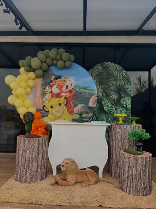 Kit de decoração tema Rei Leão: painel redondo com Simba, arco de balões amarelo e verde e toras de madeira